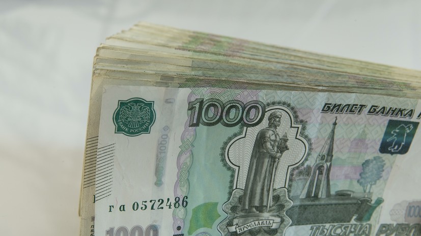 Рубль растёт к доллару и евро