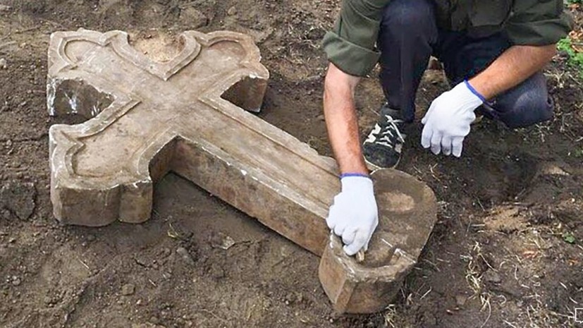 Археологи нашли мраморный крест в Новослободском парке в Москве