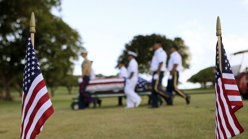 Американские солдаты на Гавайи. Вьетнам американский офицер докладывает. Как передают флаг семье погибших американских солдат. Возвращенные сша