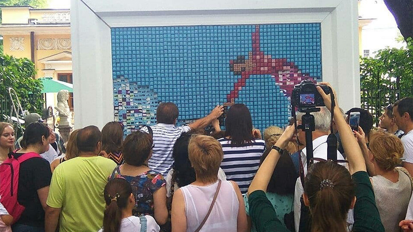 В Петербурге представили картину из трёх тысяч конфет