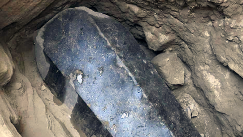 Учёные в Египте вскрыли гигантский чёрный саркофаг