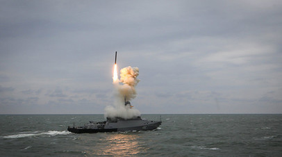 Малый ракетный корабль «Град Свияжск» запускает ракету «Калибр» во время итоговых учений корабельных группировок Каспийской флотилии