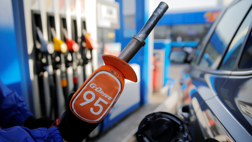Средняя цена на бензин в России за неделю снизилась на 5 копеек