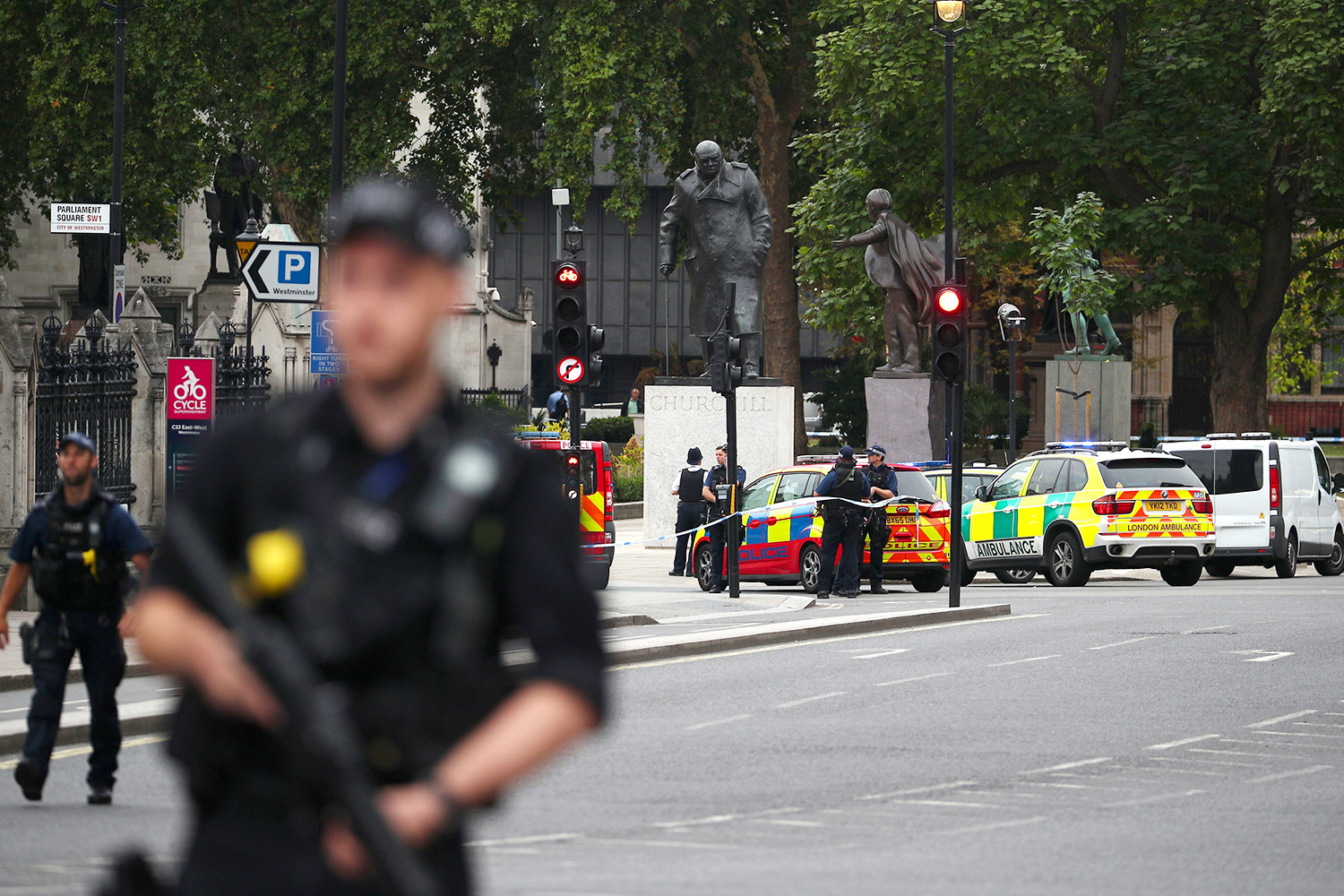 Машина милиции лондонского. Полиция Лондона машины. Мопед врезался в лондонскую полицию. Взрыв лондонского парламента арт.