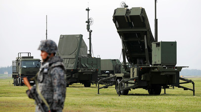Военнослужащий армии Японии около американского противоракетного комплекса «Патриот» на авиабазе ВВС США в Токио