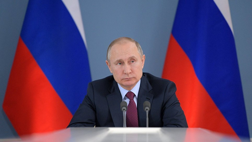 Путин на фоне имперского флага