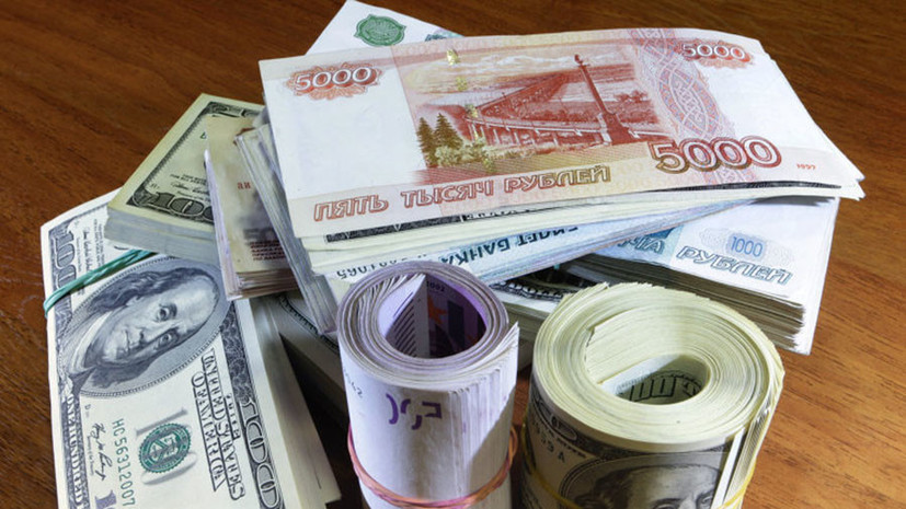 Курс доллара опустился ниже 65 рублей