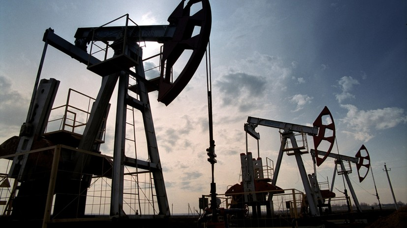 Цена на нефть Brent опустилась ниже $77 за баррель
