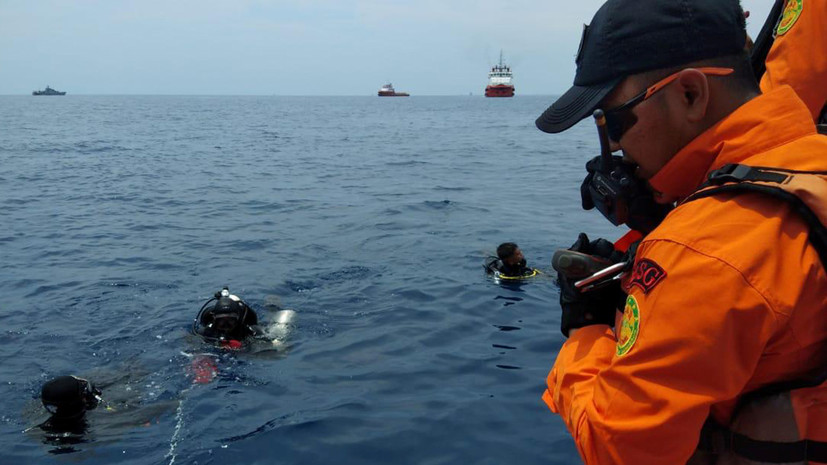 На месте крушения самолёта в Индонезии обнаружен взорвавшийся топливный бак