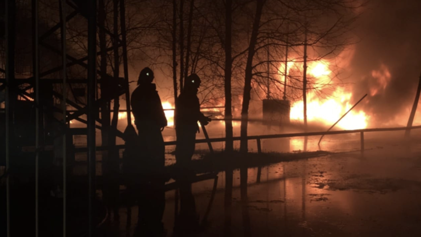 Пожар на нефтебазе в ХМАО локализовали на площади 300 квадратных метров