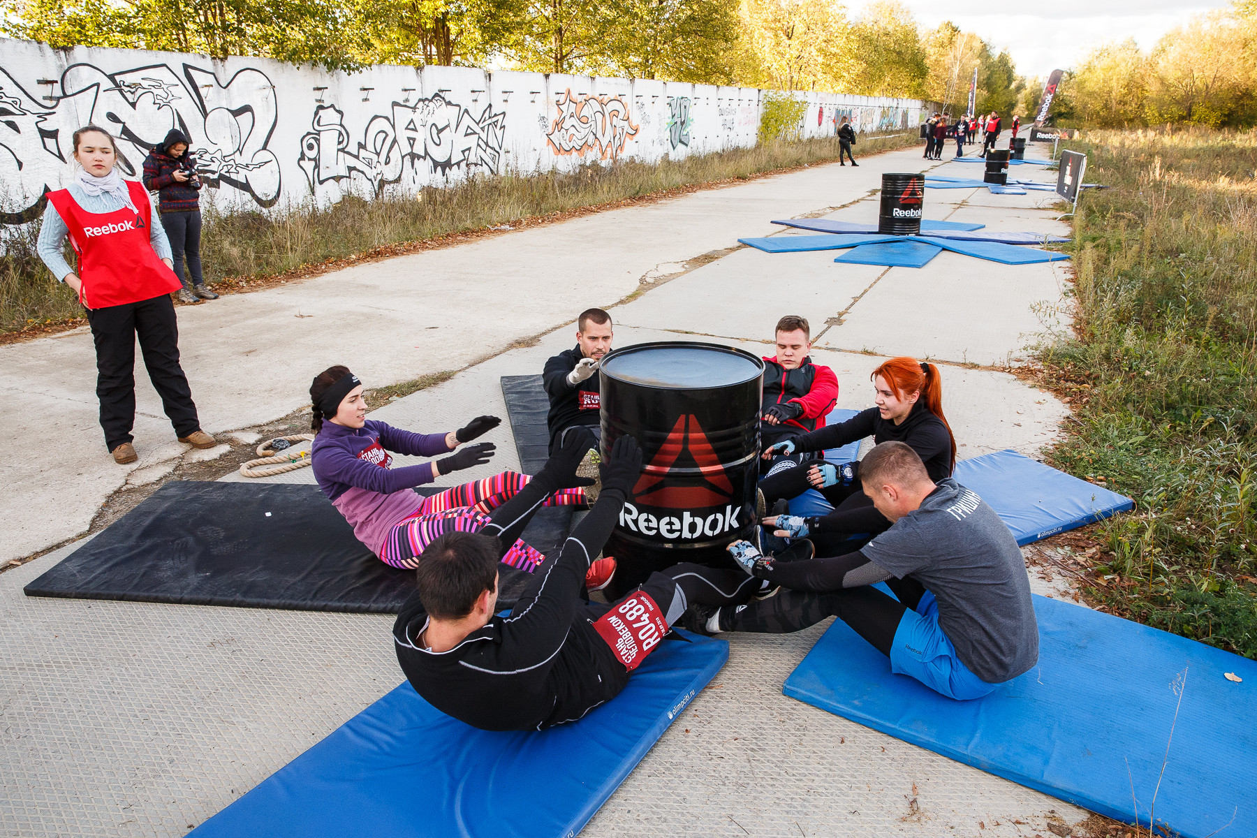 Фотографии стань человеком. Фестиваль Reebok Стань человеком Коломенское. Рибок Стань человеком препятствия. Стань человеком 2021. Гонки в парке Коломенское.