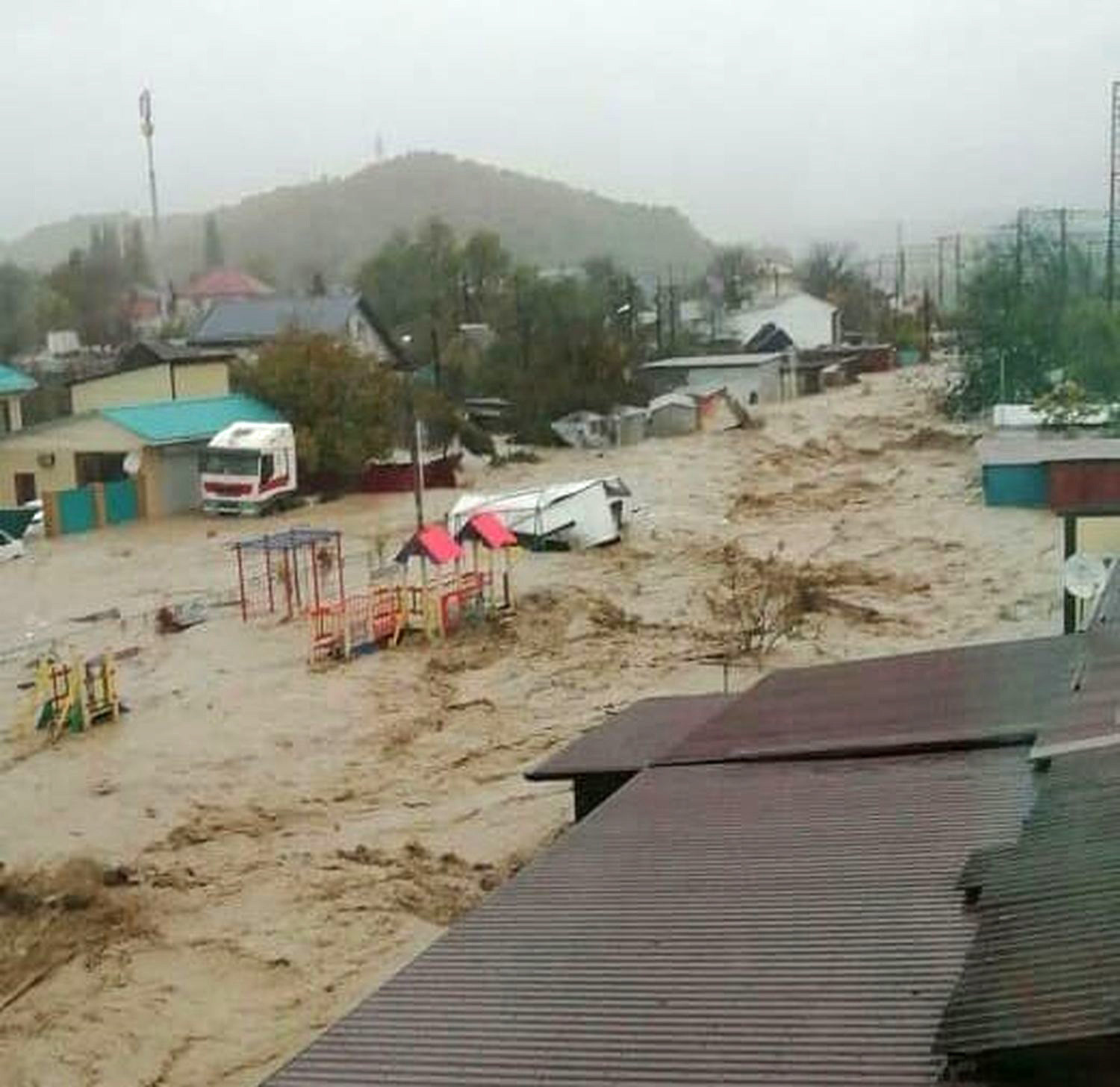 «Школы не работают, смыло мосты, дома»: жители Сочи и Туапсе рассказывают о наводнении (ФОТО)
