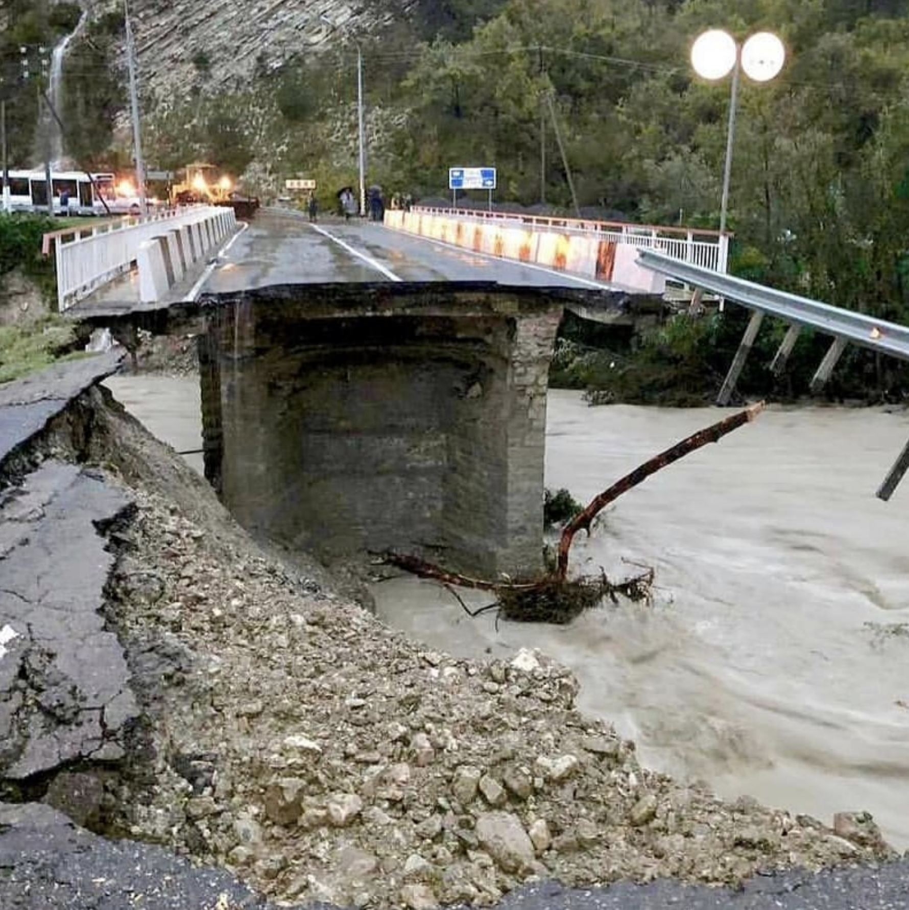«Школы не работают, смыло мосты, дома»: жители Сочи и Туапсе рассказывают о наводнении (ФОТО)