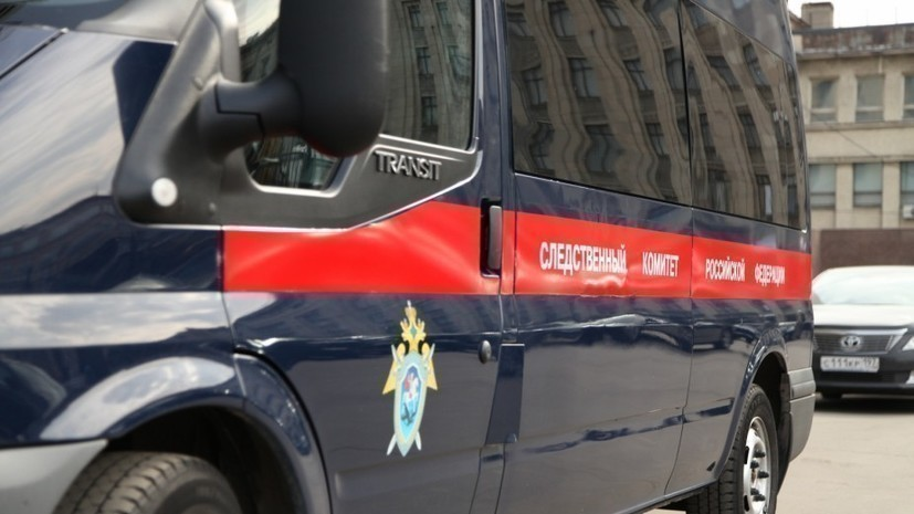 СК начал проверку после обнаружения трупа мужчины на детской площадке в Москве