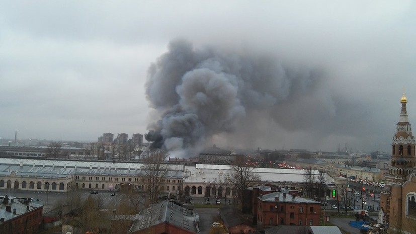 В горящем гипермаркете в Петербурге произошло обрушение кровли