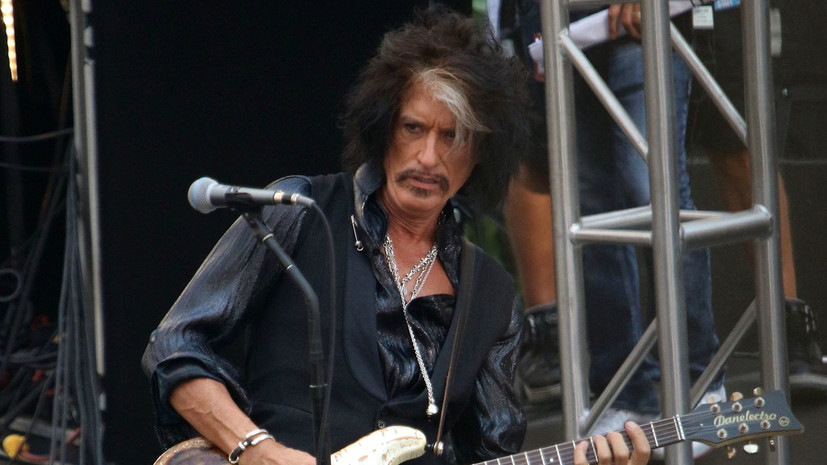 СМИ сообщили о госпитализации гитариста Aerosmith Джо Перри