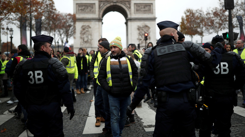 В Париже в ходе акции протеста пострадали два полицейских 