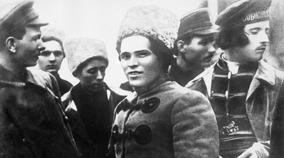 Нестор Иванович Махно (в центре) со своим штабом
