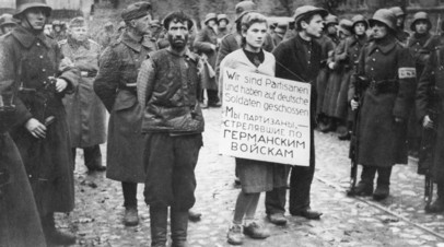 Советские подпольщики перед казнью в Минске. В центре — 16-летняя Мария Брускина. Слева — Кирилл Иванович Трус, рабочий Минского завода им. Мясникова, справа — 16-летний Володя Щербацевич