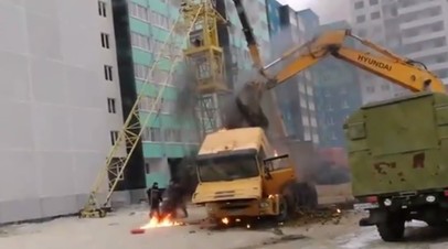 Случай в Челябинске: экскаватор тушит охваченный пламенем грузовик