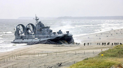 Высадка морских пехотинцев на учениях с корабля на воздушной подушке