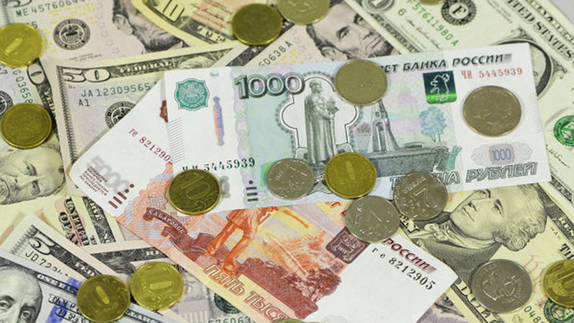 Рубль растёт к доллару и евро