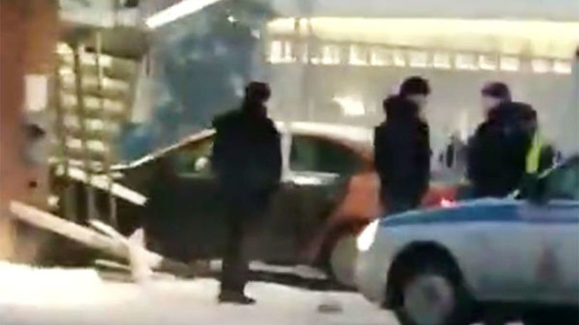 Опубликовано видео с места въезда автомобиля в КПП в Домодедове