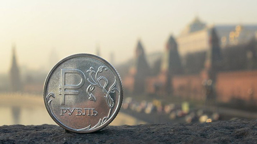 Рубль в ходе торгов снижается к евро и доллару