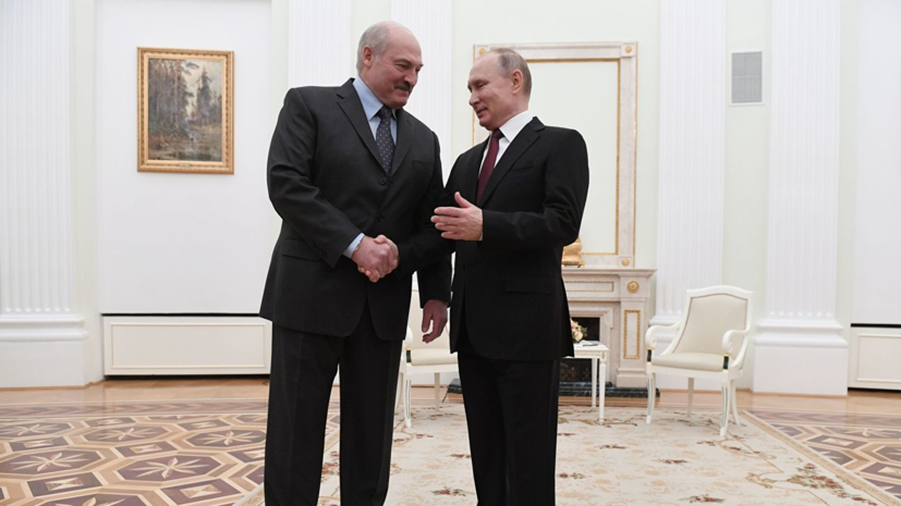 Лукашенко подарил Путину четыре мешка картошки и сало
