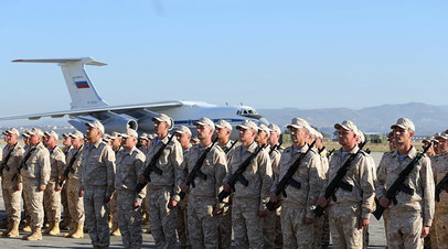 Российские военнослужащие во время церемонии встречи президента РФ Владимира Путина на авиабазе Хмеймим в Сирии