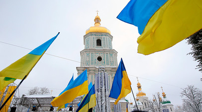 Украинские флаги верующих на «объединительном соборе» на Софийской площади в Киеве. В Киеве проходит так называемый объединительный собор, инициированный президентом Украины Петром Порошенко и константинопольским патриархом Варфоломеем