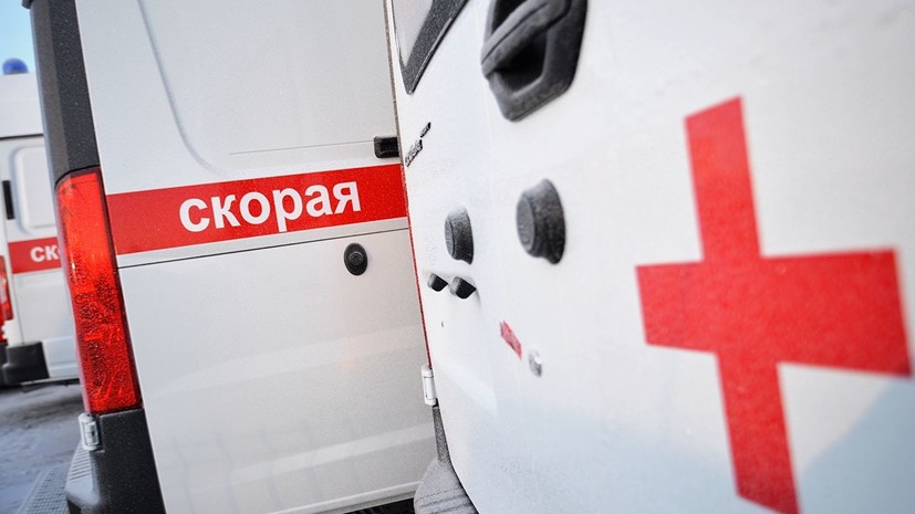 Три человека пострадали при падении рекламного щита в Петербурге