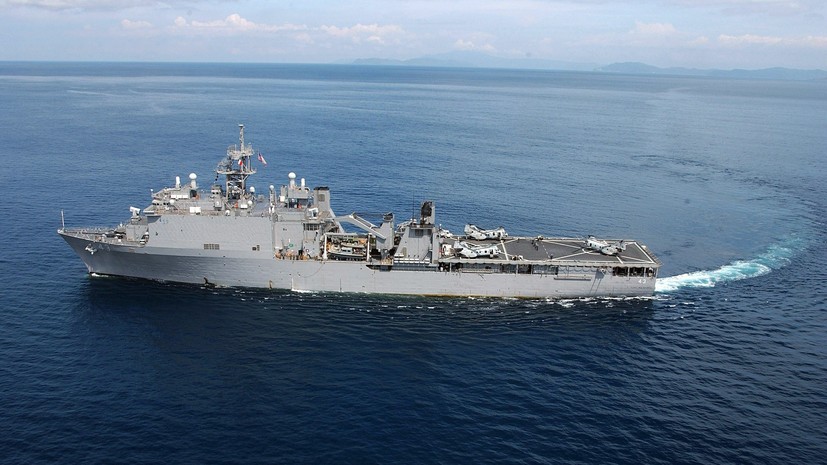 Сторожевой корабль «Пытливый» контролирует действия USS Fort McHenry в Чёрном море