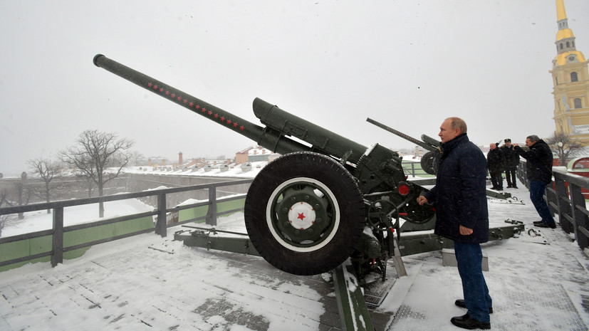 Путин выстрелил из пушки в Петропавловской крепости