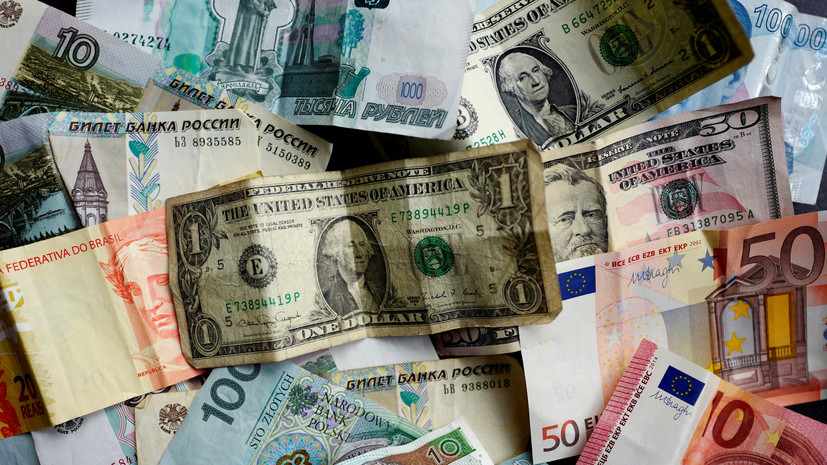 Рубль растёт к доллару и евро в начале торгов