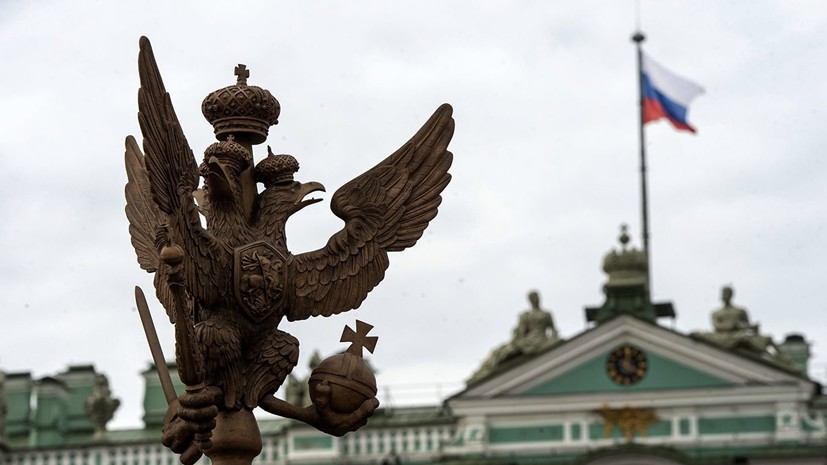 На ограду Александровской колонны в Петербурге вернули двуглавого орла после реставрации