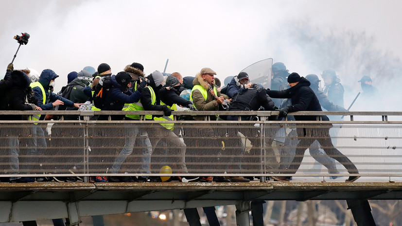 Около пяти тысяч полицейских мобилизуют в Париже на время протестов «жёлтых жилетов»