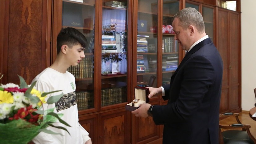 В Астраханской области наградили подростка, спасшего провалившегося под лёд школьника