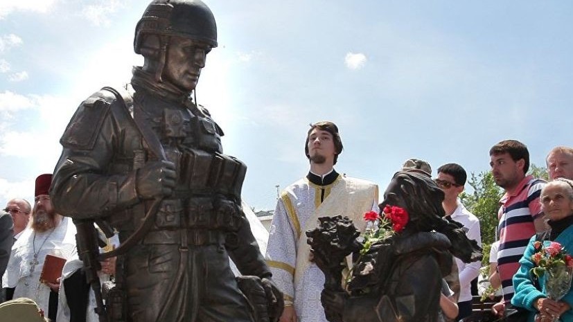 В Симферополе очистили от краски памятник «вежливым людям»