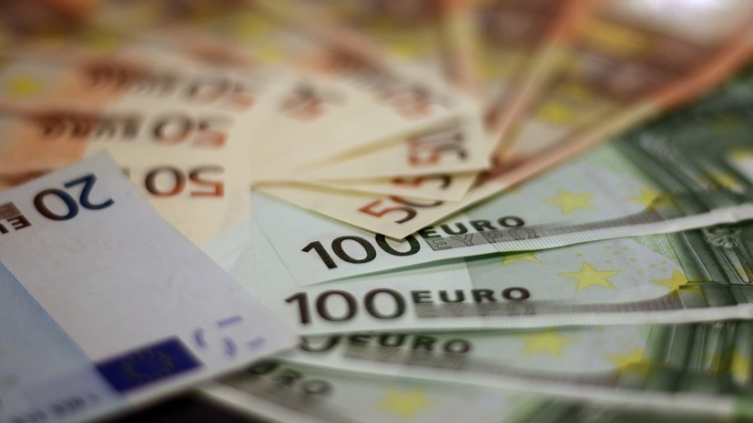 Курс евро опустился ниже 75 рублей