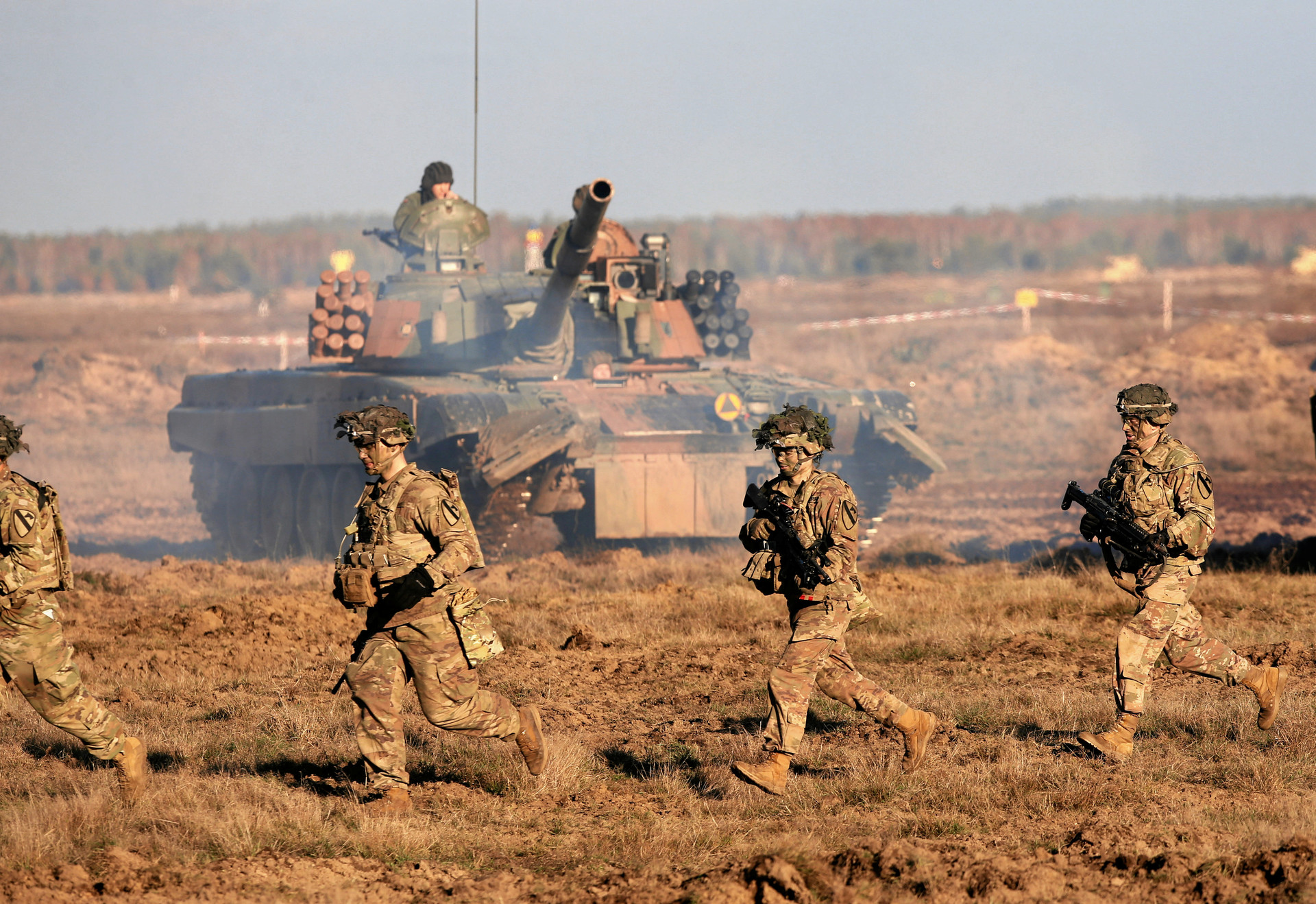 Пол войска. Учения войск НАТО У границ РФ. Военные учения НАТО У границ России. Войска НАТО. Американские войска на границе с Россией.