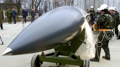 Украинские рабочие разрезают крылатую ракету воздушного базирования Х-22