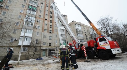 Сотрудники МЧС РФ у девятиэтажного жилого дом №16 на улице Хабарова в городе Шахты, в котором произошел взрыв бытового газа