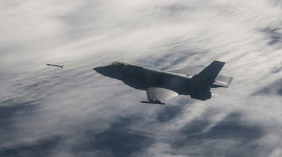 Истребитель F-35A Lightning II совершает учебный пуск ракеты класса «воздух—воздух» средней дальности AIM-120