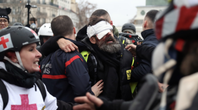 Глава МВД Франции высказался против насилия на протестах «жёлтых жилетов»