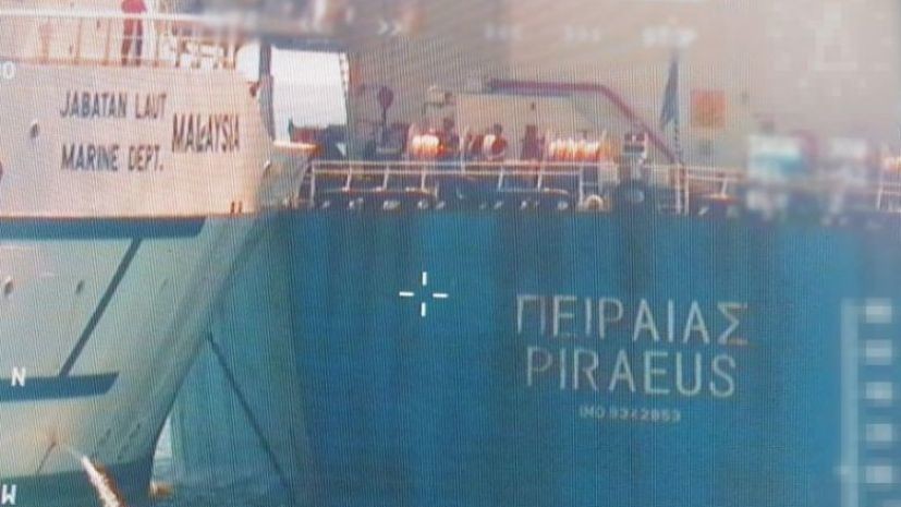 У берегов Сингапура столкнулись корабль и сухогруз