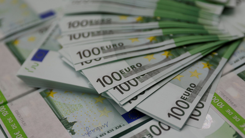 Курс евро опустился ниже 74 рублей