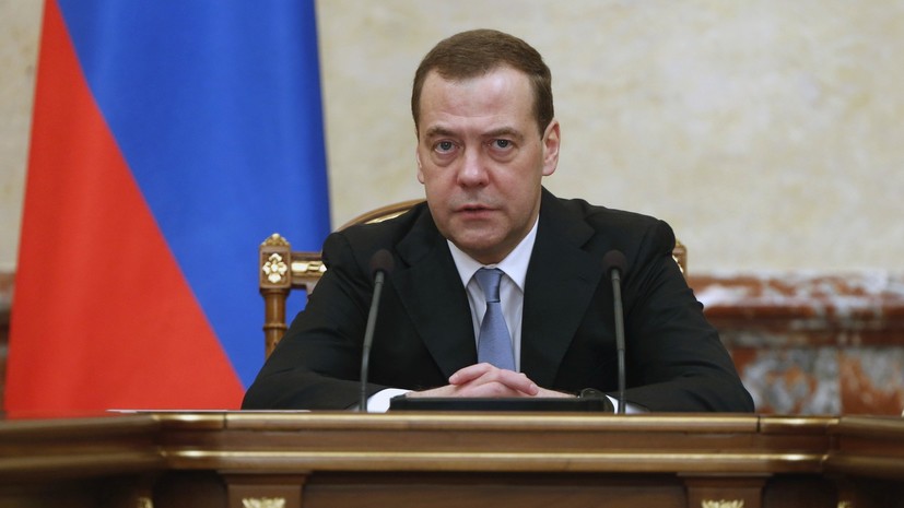Медведев посоветовал губернаторам поднять доходы населения