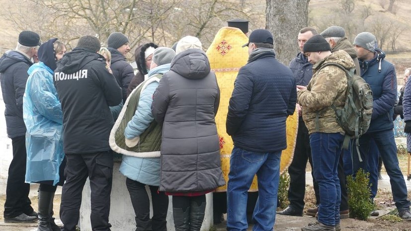 Приверженец нового. Избивают священника Украина.