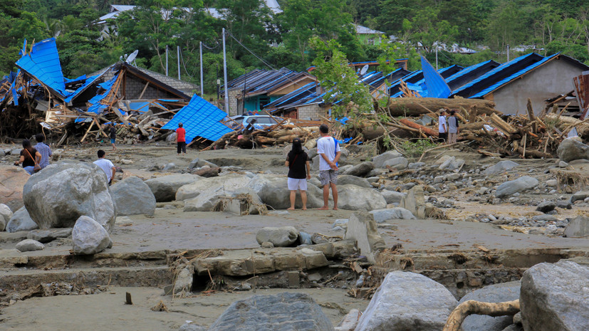 Число жертв наводнений в Индонезии превысило 100